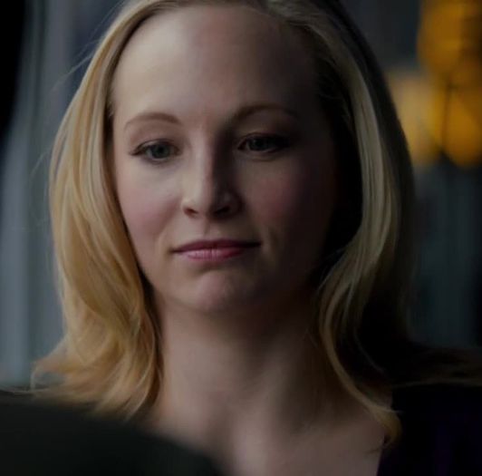 ᵔᴥᵔ -- *Se caţără pe lustră,în faţa lui Klaus* Pe bune?Mă ignori?