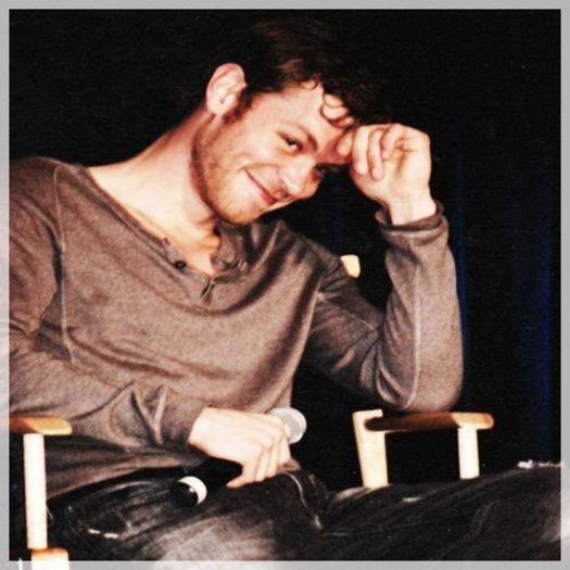 █ ▄→ -se uită la ea şi-l bufneşte râsu-