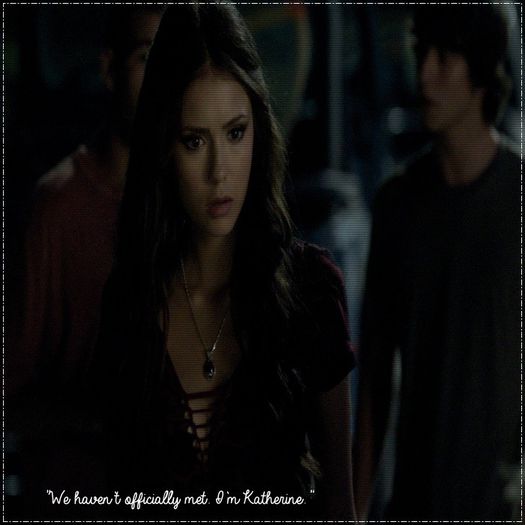 ♡❧`⇒.; -se pune pe canapea, cu picioarele pe masă și se uită la ei-.