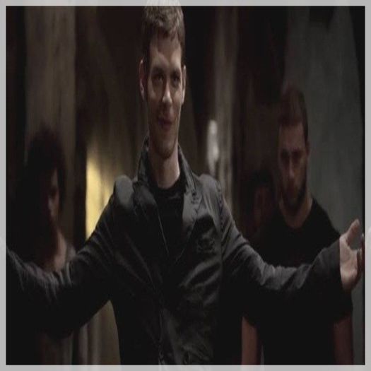 █ ▄→ -cu viteză de vampir iese din cămară şi se ascunde după bibliotecă-