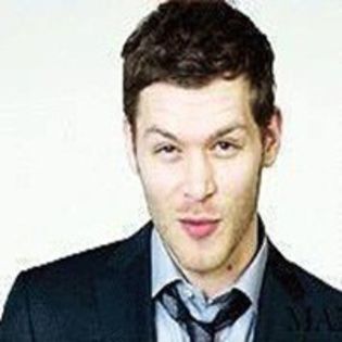 █ ▄→ lasă-mă stefan -se dezechilibrează şi cade peste caroline- :))