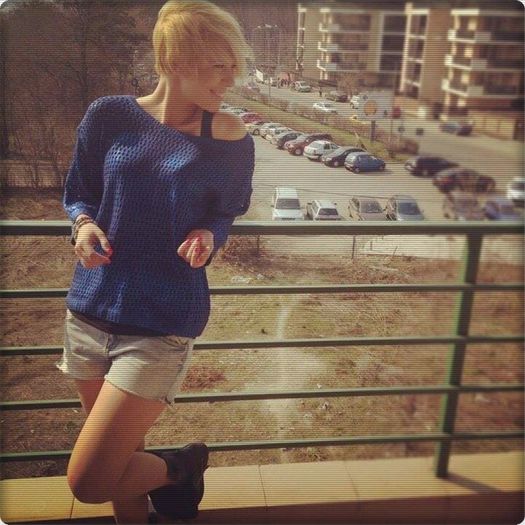 ( se duce după el. ) Heeei, ce faci aici ? ;-w