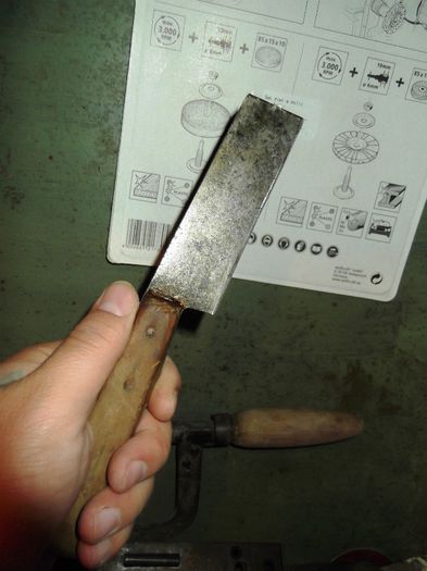 cutitul de altoit- a nu se face confuzie; cu acesta i-am altoit. am plecat de acasa fara scule, l-am gasit prin curte, era ruginit. l-am ascutit cu o piatra gasita la-ndemana. l-am pastrat de atunci pentru al folosi in despicatura.
