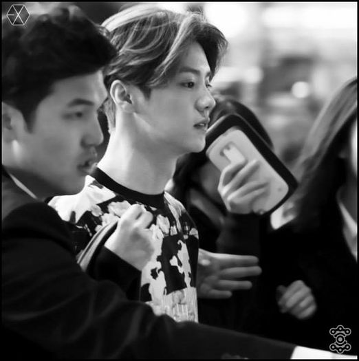 140405 Luhan @ Gimpo Airport Heading to Beijing.025