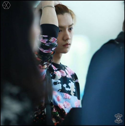 140405 Luhan @ Gimpo Airport Heading to Beijing.059