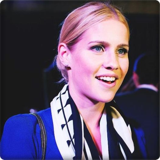 ☼ - little mu.ci sister ? =)) hello nik :P