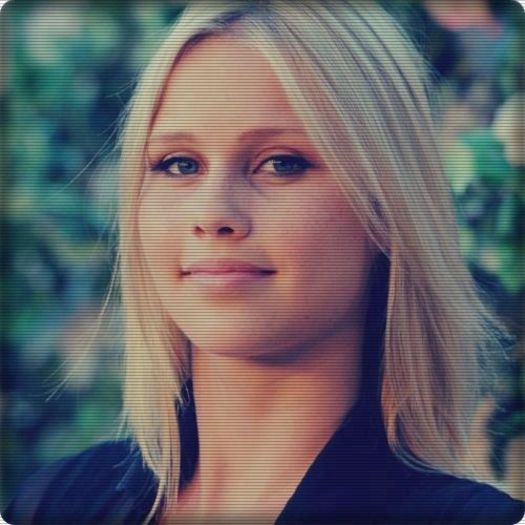 ☼ - să ştii că nam uitat că joi ai zis că sunt c..vă şi că nu vroiai să click; fiu sora ta:P #nik heeey hayley:X. binee tu?#iub
