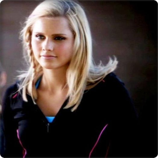 ☼ - nu sunt geloasă # klaus .. *go in her room*