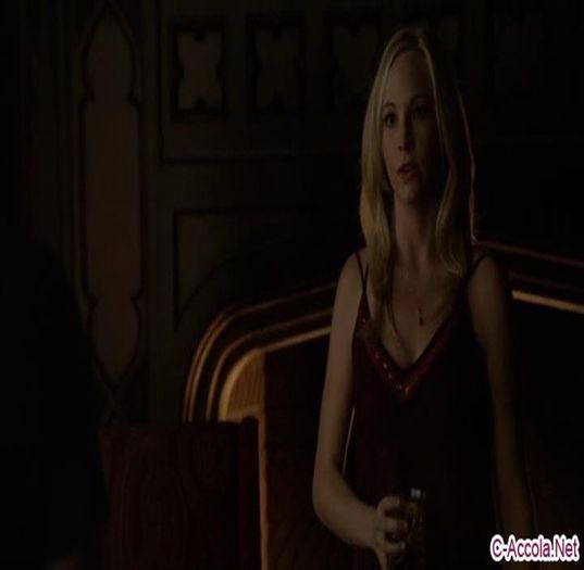 ┊мяs.sнεℓℓεү» nu ;3 dar poţi să stai aici. (îsi lasă capul pe umărul lui) - Episode - 10