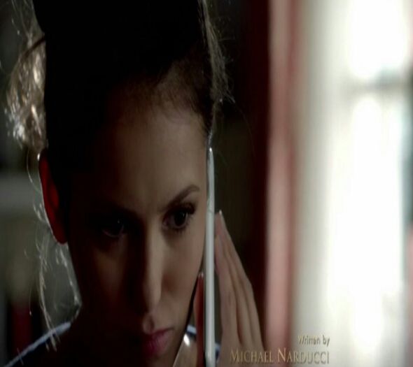 Mai sunteţi ;-?? *butonează telefonul*