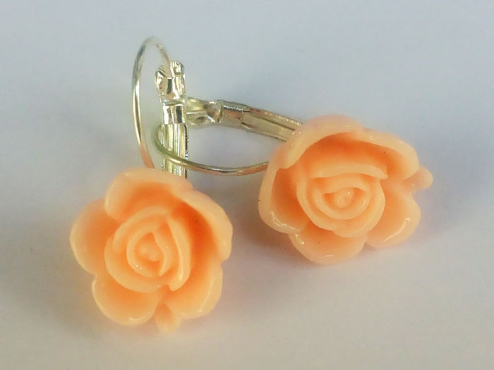 Cercei cu floricele de rasina - 5 lei; Tortitele sunt placate cu argint
