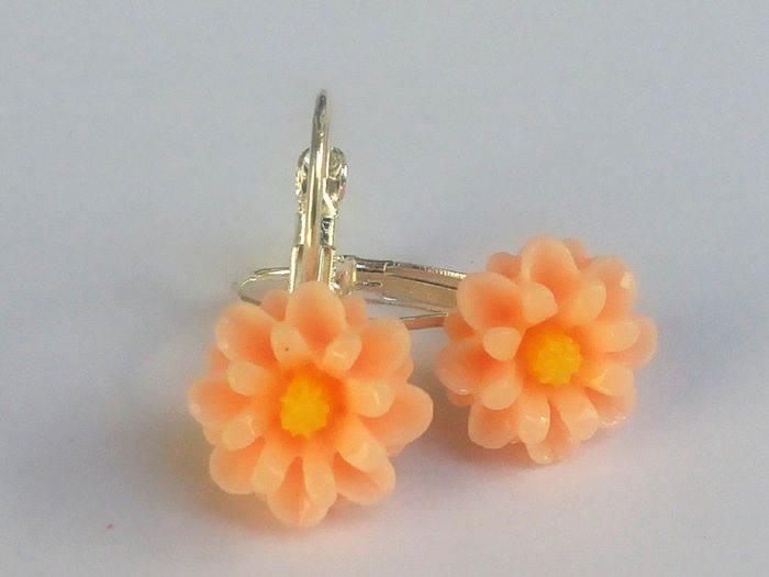 Cercei cu floricele de rasina - 5 lei; tortitele sunt placate cu argint
