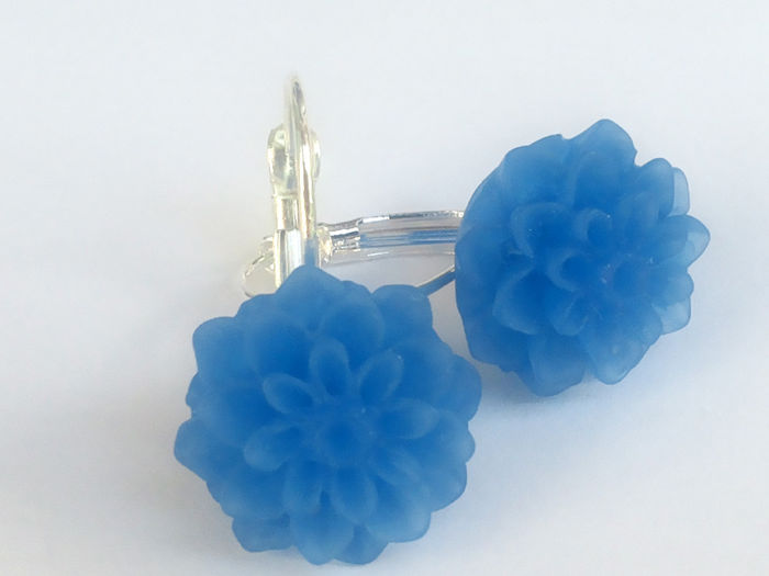 Cercei cu floricele de rasina - 5 lei; Tortitele sunt placate cu argint
