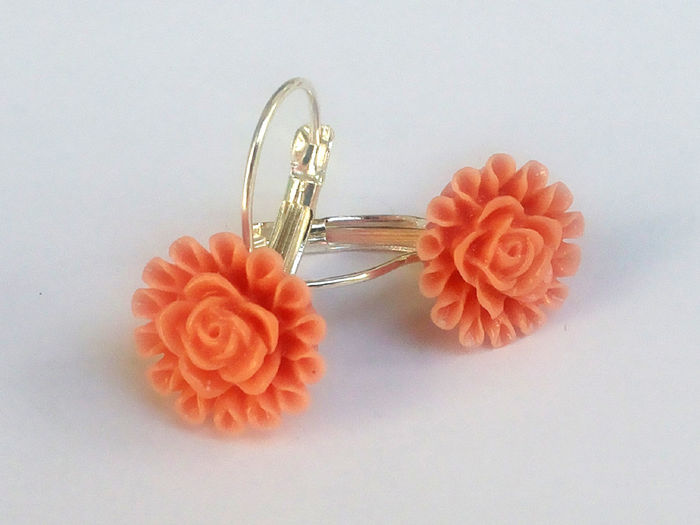 Cercei cu floricele de rasina - 5 lei; Tortitele sunt placate cu argint
