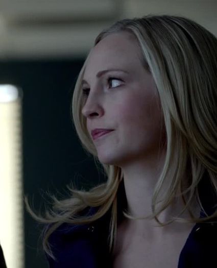 ᵔᴥᵔ -- Aa ;;) Eu ies . Cred că nu mai intru azi,baftă la şcoală #is -click; *îi dă căştile jos* Eu plec . #klaus
