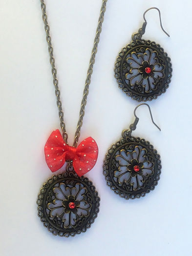 Set pandantiv si cercei, cu strasuri si fundita rosii - 16 lei