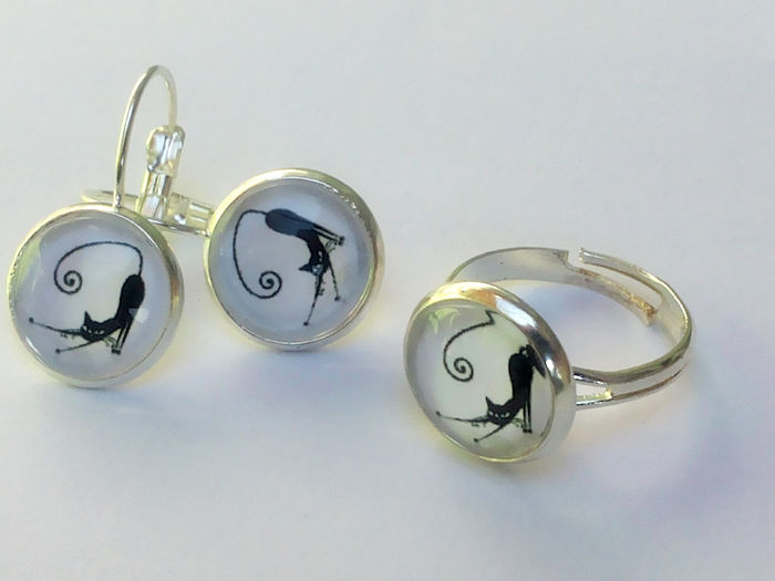 Set cercei si inel, din rasina - pisici negre - 13 lei