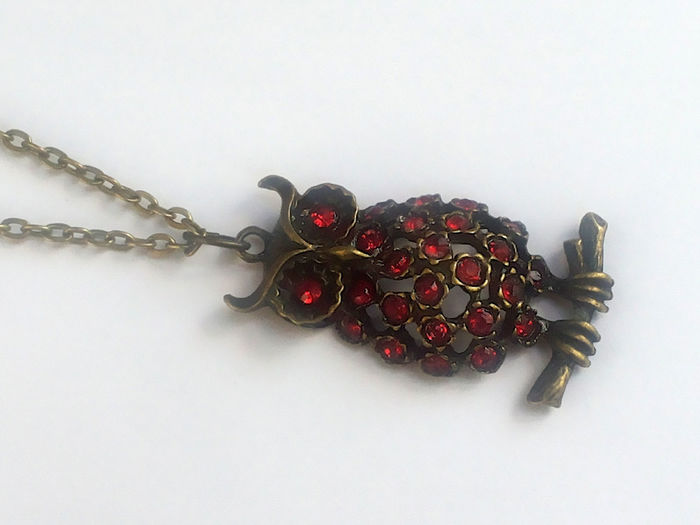 Pandantiv  bronz bufnita, cu strasuri rosii - 13 lei - Bijuterii handmade - Seturi_ pandantive cercei inele