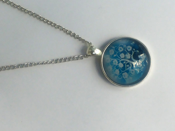 Pandantiv cu cabochon din rasina, placat cu argint - 13 lei