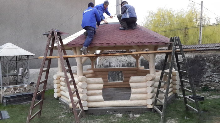 filigorie lemn rotund masiv; Lemn rotund lambriu sindrila bituminoasa pe placa de beton
