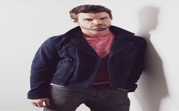 *ia cana si o sparge, apoi linistit se tranteste pe fotoliu*