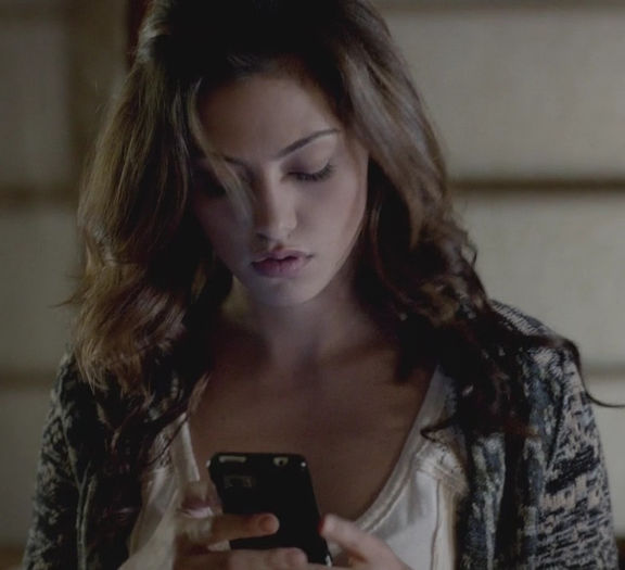 Saraca cana. *ia telefonul* Am primit un sms!