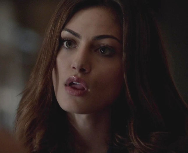 *ii arunca castile pe geam* Cu tine vorbeam, tucule!