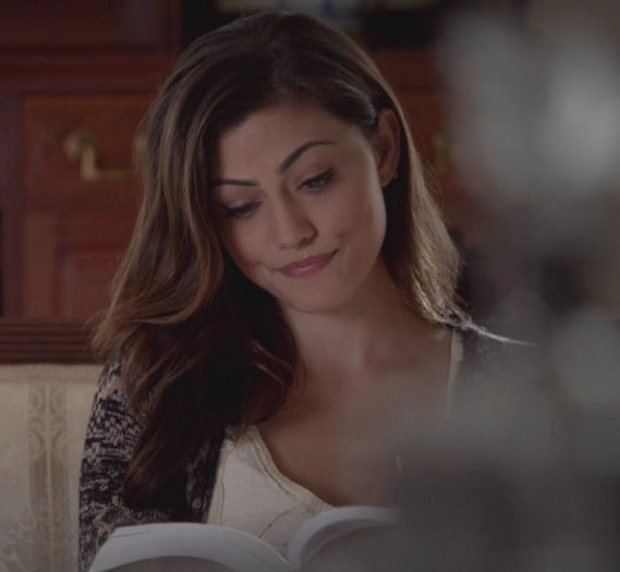 Hey porumbeilor! *se pune pe canapea si rasfoieste o revista*