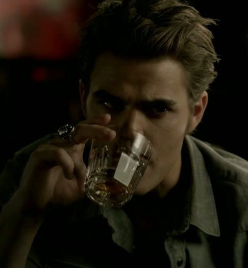 * da pe gat paharul si dispare cu viteza de vampir in camera lui *