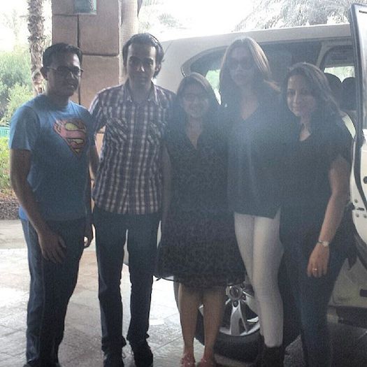 6qxwcj5deoo - Deepika Padukone with fans