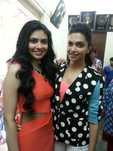 48YYv3hH-0A - Deepika Padukone with fans