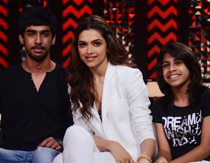 2608131148465 - Deepika Padukone with fans