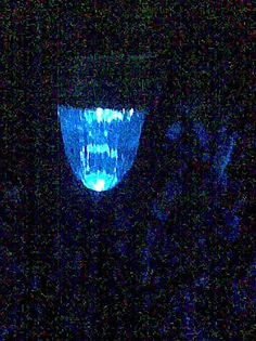 aceeasi lampa isi schimba culoarea de trei ori