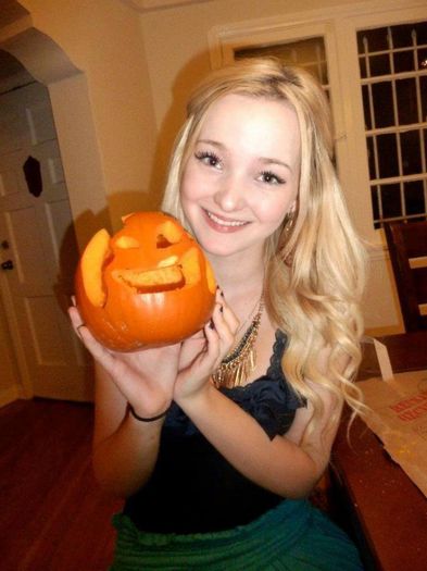 1381212_500653830033254_1870496222_n - Dove Cameron