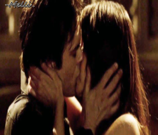 -   Bine ;3 * iti zambesc #micuto . Si eu te iubesc * prelungesc sarutul si te trag de mana pe canap