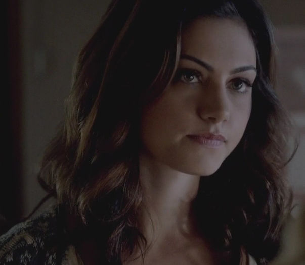 Hey! Ce faceti? *se aseza pe canapea*