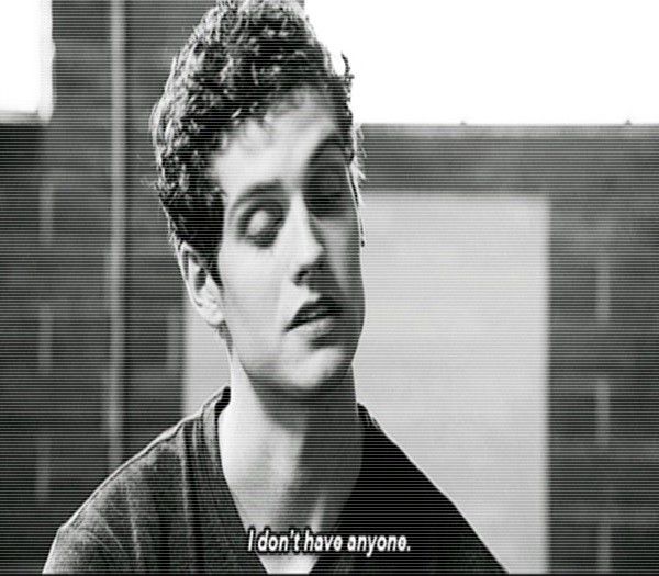 ♡♕_ nu plânje bc somebody loves ya # peppz. no ;( # rebekah. wb # hayley.