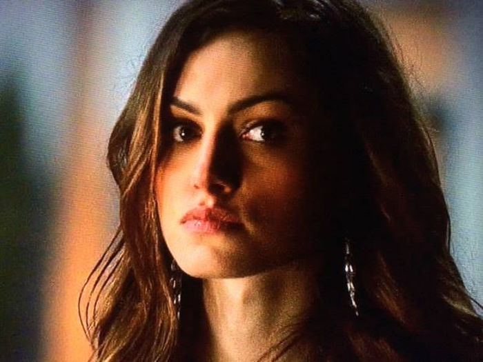 *arunca cu perna in klaus* Nu te mai lua de Elijah! E mai batran ca tine, arata-i putin respect - here - episode 13 - done
