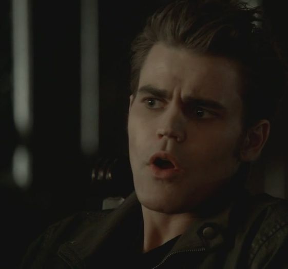 Dada cum zici tu *il impinge pe Klaus spre Caroline*