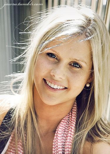 1209368_511018665649354_1835029484_n - Claire Holt
