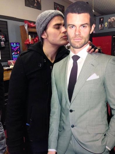 Zi tu ca nu aratam bine #elijah ; Vezi ca trece o ba;ba pe strada, arunca in ea=))) #zoe