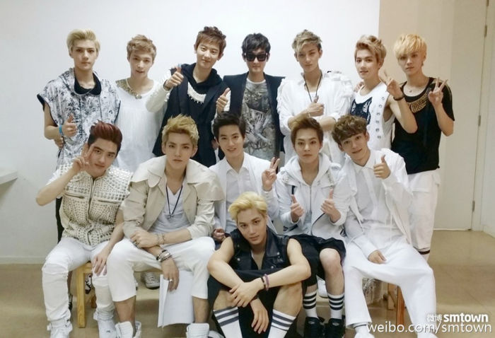 toti erau prezenti si o priveau