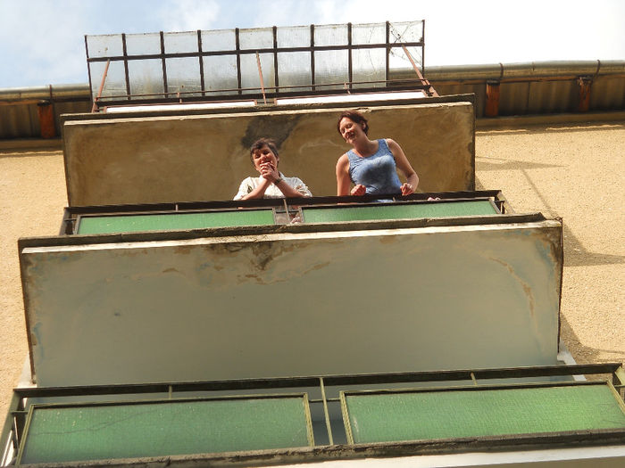 Andi, mămica, ii surveghează de la inaltime