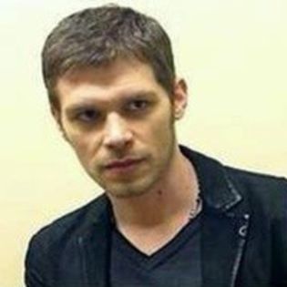 █ ▄→  ce faceţi măi? -se uită ciudat- tu cine mai eşti? -blonda-