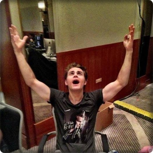 *se pune in genunchi in fata lu Klaus* Te rog sp lu fratitu sa ma lase