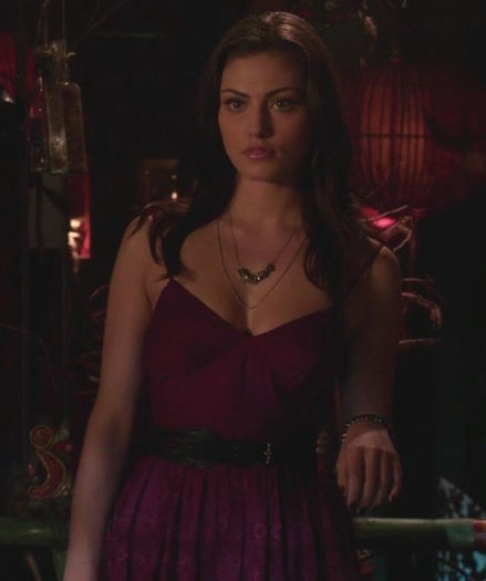 *sare pe elijah* Hai ca ne-am distrat. Imi place mai mult de tine in costum decat in rochie.