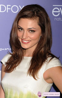 *muta capul pe umarul lui*Nu ti-a spalat garoafele? Ce s-a intamplat Stef?