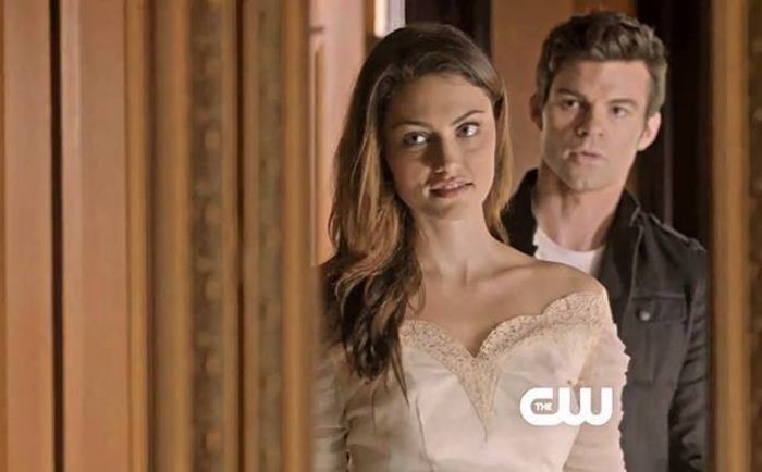 Hei Caroline bine tu? *ii face masaj lui hayley*