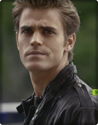 Mda *trage un fum din tigara apoi ia o gura din sticla de whiskey*