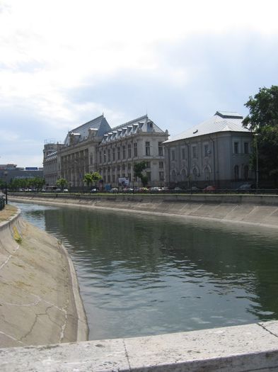 Dambovita si palatul Justitiei - Bucuresti album 9-urmeaza si alte albume despre Bucuresti